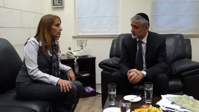 נאוה בוקר, אישתו של ליאור בוקר שניספה באסון הכרמל בפגישה עם שר הפנים אלי ישי, ינואר 2011