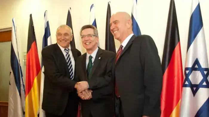 השר לביטחון פנים יצחק אהרונוביץ והשר מתן וילנאי בישיבת הממשלה המשותפת עם ממשלת גרמניה, ינואר 2011