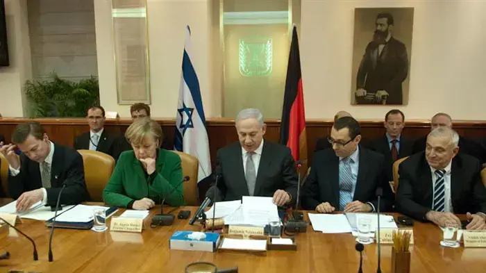 ראש הממשלה בנימין נתניהו יחד עם קאנצלרית גרמניה אנגלה מרקל בישיבת הממשלה המשותפת עם ממשלת גרמניה, ינואר 2011 ראש הממשלה בנימין נתניהו יחד עם קאנצלרית גרמניה אנגלה מרקל בישיבת הממשלה המשותפת עם ממשלת גרמניה, ינואר 2011