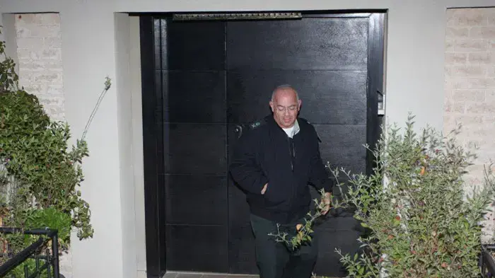 האלוף יאיר נוה יוצא מביתו בבוקר אחרי ההודעה שיהיה מ"מ רמטכ"ל, ינואר 2011