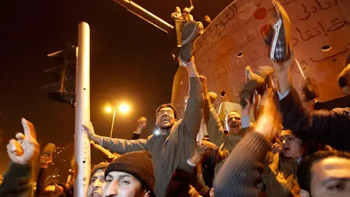 המפגינים בכיכר תחריר בקהיר מגיבים להודעת הנשיא מובארק כי לא יאריך את כהונתו המפגינים בכיכר תחריר בקהיר מגיבים להודעת הנשיא מובארק כי לא יאריך את כהונתו