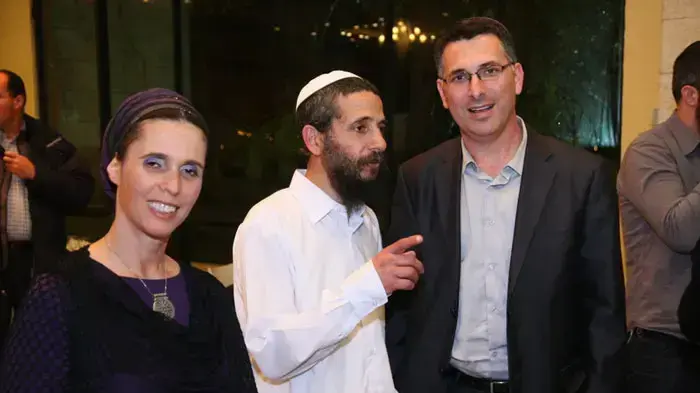 גדעון סער בחתונה של בנים של בכירים בחטיבת "מנהיגות יהודית" של משה פייגלין בליכוד, ינואר 2011