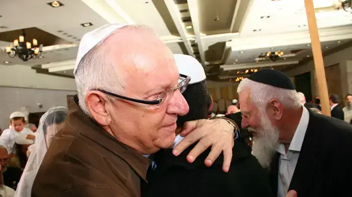 רובי ריבלין בחתונה של בנים של בכירים בחטיבת "מנהיגות יהודית" של משה פייגלין בליכוד, ינואר 2011