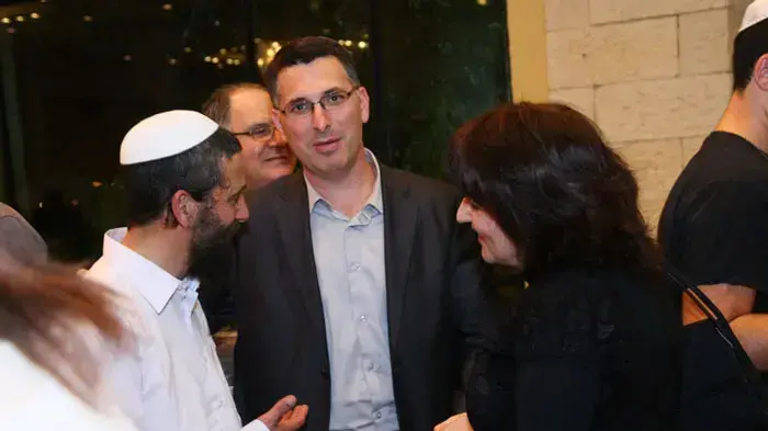 גדעון סער בחתונה של בנים של בכירים בחטיבת "מנהיגות יהודית" של משה פייגלין בליכוד, ינואר 2011