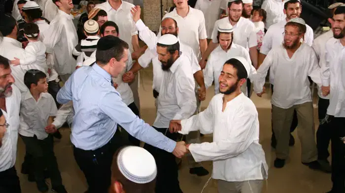 גלעד ארדן בחתונה של בנים של בכירים בחטיבת "מנהיגות יהודית" של משה פייגלין בליכוד, ינואר 2011
