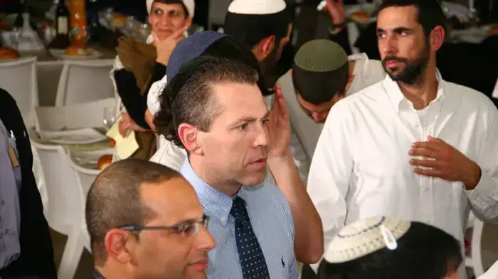 גלעד ארדן בחתונה של בנים של בכירים בחטיבת "מנהיגות יהודית" של משה פייגלין בליכוד, ינואר 2011