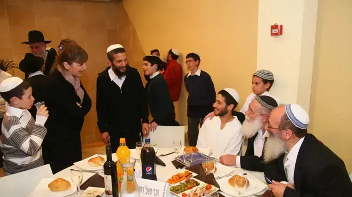 לימור לבנת בחתונה של בנים של בכירים בחטיבת "מנהיגות יהודית" של משה פייגלין בליכוד, ינואר 2011