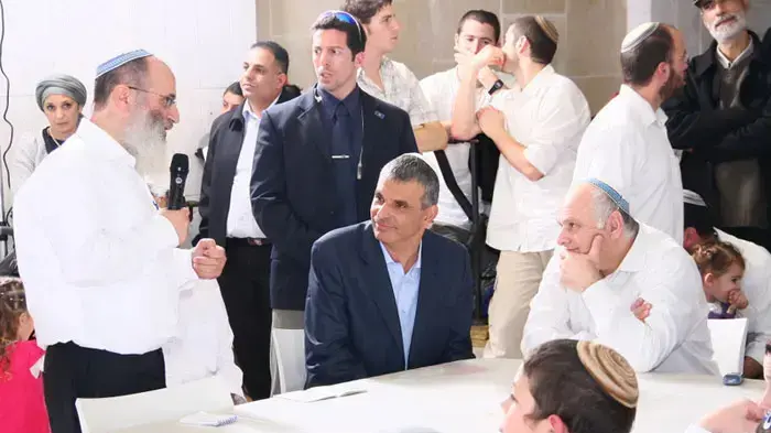 משה כחלון בחתונה של בנים של בכירים בחטיבת "מנהיגות יהודית" של משה פייגלין בליכוד, ינואר 2011