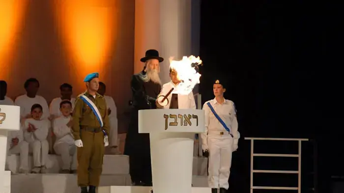 הרב יצחק דוד גרוסמן מדליק משואה ביום העצמאות הרב יצחק דוד גרוסמן מדליק משואה ביום העצמאות
