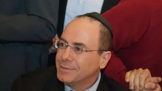 סילבן שלום בחגיגית בר המצווה של בנו של אלי ישי, ינואר 2011