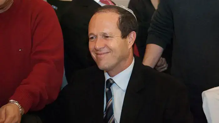 ניר ברקת בחגיגית בר המצווה של בנו של אלי ישי, ינואר 2011