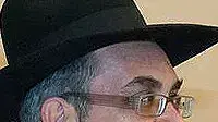 יעקב אשר, ראש עיריית בני ברק, בחגיגית בר המצווה של בנו של אלי ישי, ינואר 2011