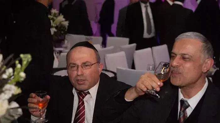 אמנון כהן ואברהם מיכאלי בחגיגית בר המצווה של בנו של אלי ישי, ינואר 2011