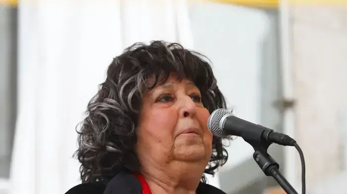 חברת הכנסת לשעבר גאולה כהן בעצרת למען שחרורו של גלעד שליט ברחבת הקאמרי, פברואר 2011 חברת הכנסת לשעבר גאולה כהן בעצרת למען שחרורו של גלעד שליט ברחבת הקאמרי, פברואר 2011