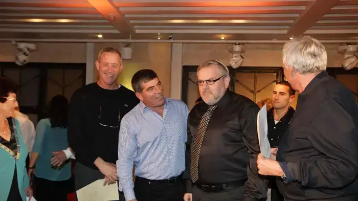 בני גנץ, גבי אשכנזי ומנחם הורוביץ במסיבתו של מנחם הורוביץ שחגג את מעברו לתל אביב מקריית שמונה, פברואר 2011