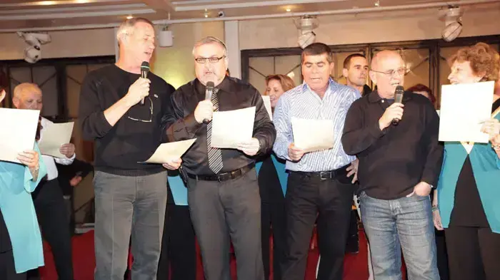 בני גנץ, גבי אשכנזי ומנחם הורוביץ במסיבתו של מנחם הורוביץ שחגג את מעברו לתל אביב מקריית שמונה, פברואר 2011