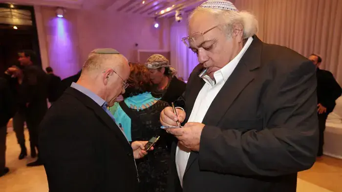 שאול יהלום ויאיר נוה במסיבתו של מנחם הורוביץ שחגג את מעברו לתל אביב מקריית שמונה, פברואר 2011