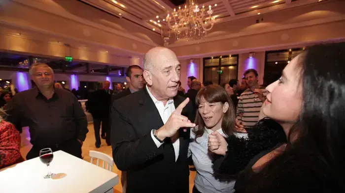 ראש הממשלה לשעבר, אהוד אולמרט במסיבתו של מנחם הורוביץ שחגג את מעברו לתל אביב מקריית שמונה, פברואר 2011