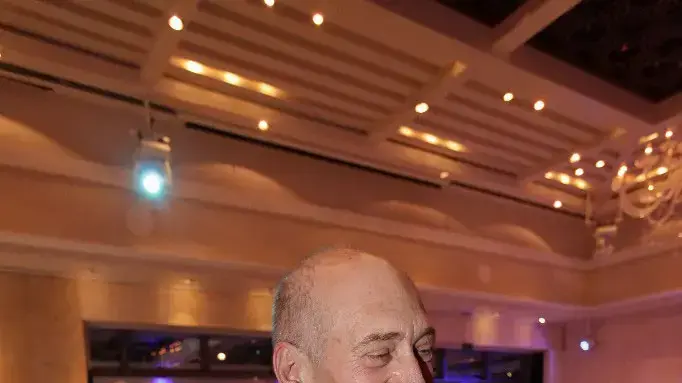 ראש הממשלה לשעבר, אהוד אולמרט במסיבתו של מנחם הורוביץ שחגג את מעברו לתל אביב מקריית שמונה, פברואר 2011
