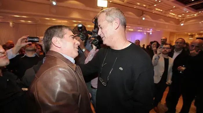 בני גנץ וגבי אשכנזי במסיבתו של מנחם הורוביץ שחגג את מעברו לתל אביב מקריית שמונה, פברואר 2011 בני גנץ וגבי אשכנזי במסיבתו של מנחם הורוביץ שחגג את מעברו לתל אביב מקריית שמונה, פברואר 2011
