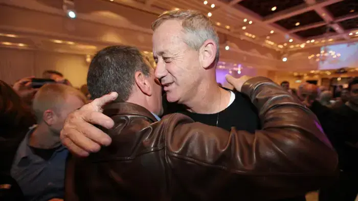 בני גנץ וגבי אשכנזי במסיבתו של מנחם הורוביץ שחגג את מעברו לתל אביב מקריית שמונה, פברואר 2011