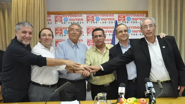 יושב ראש ההסתדרות עופר עיני, נשיא לשכת התיאום של הארגונים הכלכליים שרגא ברוש ויושב ראש המרכז לשלטון מקומי שלמה בוחבוט בישיבה על עליית המחירים, פברואר 2011