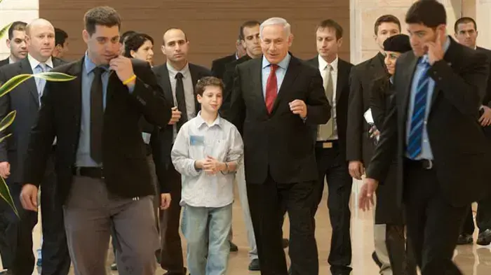 ראש הממשלה בנימין נתניהו במפגש עם הילד דניאל יובל שנפגע ממוקש ברמת הגולן, פברואר 2011 ראש הממשלה בנימין נתניהו במפגש עם הילד דניאל יובל שנפגע ממוקש ברמת הגולן, פברואר 2011