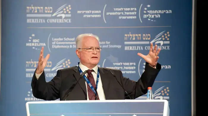 אלוף במיל' עמוס גלעד, במהלך כנס הרצליה של הבינתחומי, פברואר 2011