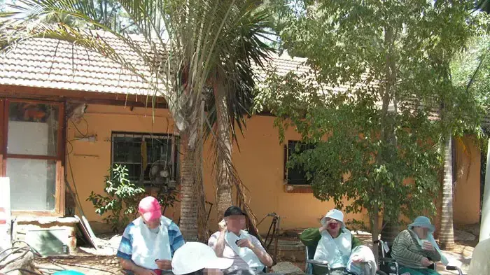 ניצולי שואה בהוסטל לב השרון בפרדסייה 