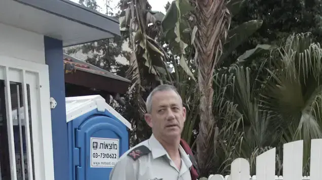 בני גנץ יוצא מביתו בבוקר הכרזתו כרמטכ"ל החדש, פברואר 2011