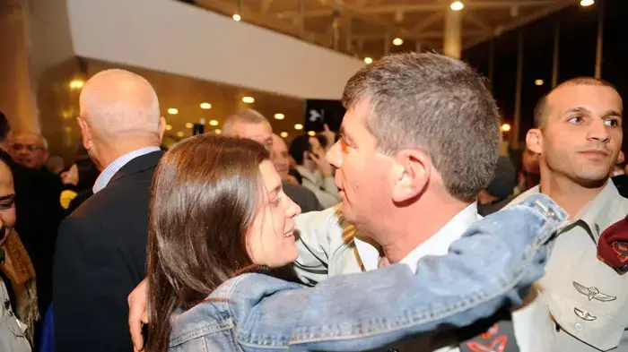 הרמטכ"ל גבי אשכנזי עם קרנית גולדווסר, אלמנתו של אודי גולדווסר ז"ל, פברואר 2011