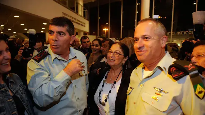 הרמטכ"ל גבי אשכנזי עם אמו פרידה ואחיו תא"ל אבי אשכנזי, פברואר 2011 הרמטכ"ל גבי אשכנזי עם אמו פרידה ואחיו תא"ל אבי אשכנזי, פברואר 2011