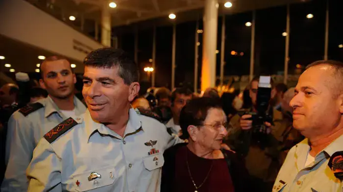 הרמטכ"ל גבי אשכנזי עם שולה גרשטיין, אמו של תא"ל ארז גרשטיין ז"ל, פברואר 2011