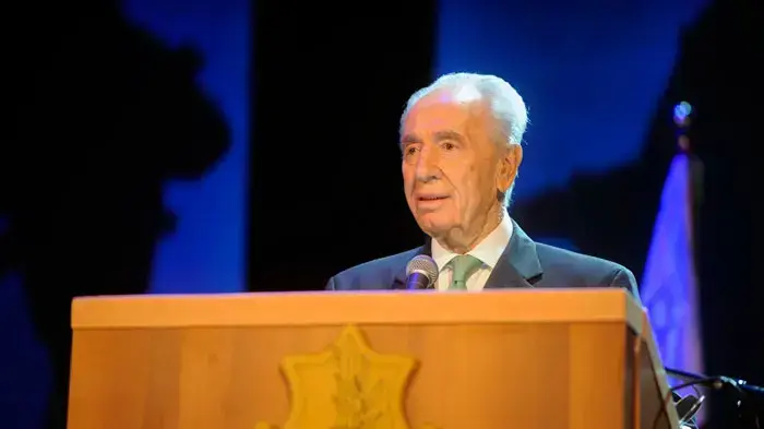 נשיא המדינה שמעון פרס בערב הפרידה מהרמטכ"ל גבי אשכנזי, פברואר 2011