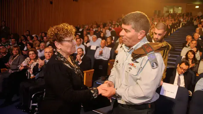 הרמטכ"ל גבי אשכנזי עם מרים פרץ, אמם של רס"ן אלירז ז"ל וסגן אוריאל ז"ל בארוע הפרידה, פברואר 2011 הרמטכ"ל גבי אשכנזי עם מרים פרץ, אמם של רס"ן אלירז ז"ל וסגן אוריאל ז"ל בארוע הפרידה, פברואר 2011