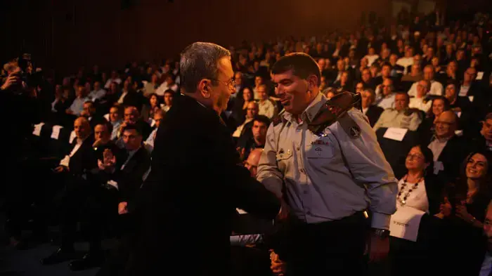 הרמטכ"ל גבי אשכנזי בארוע הפרידה ממנו יחד עם שר הביטחון אהוד ברק, פברואר 2011 הרמטכ"ל גבי אשכנזי בארוע הפרידה ממנו יחד עם שר הביטחון אהוד ברק, פברואר 2011