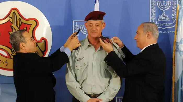 ראש הממשלה בנימין נתניהו ושר הביטחון אהוד ברק מעניקים דרגות רב אלוף לרמטכ"ל הנכנס בני גנץ, פברואר 2011 ראש הממשלה בנימין נתניהו ושר הביטחון אהוד ברק מעניקים דרגות רב אלוף לרמטכ"ל הנכנס בני גנץ, פברואר 2011