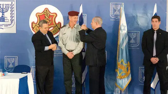 ראש הממשלה בנימין נתניהו ושר הביטחון אהוד ברק מעניקים דרגות רב אלוף לרמטכ"ל הנכנס בני גנץ, פברואר 2011