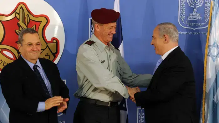 ראש הממשלה בנימין נתניהו ושר הביטחון אהוד ברק מעניקים דרגות רב אלוף לרמטכ"ל הנכנס בני גנץ, פברואר 2011