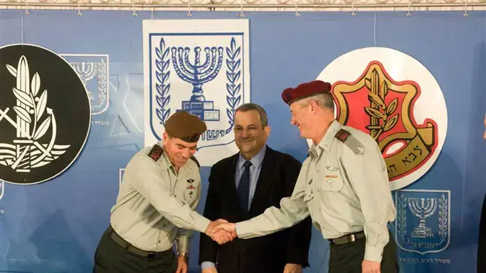 ראש הממשלה ושר הביטחון אהוד ברק מעניקים דרגות רב אלוף לרמטכ"ל הנכנס בני גנץ, פברואר 2011
