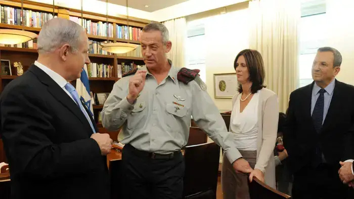 ראש הממשלה בנימין נתניהו עם הרמטכ"ל בני גנץ ומשפחתו בלשכת ראש הממשלה בירושלים, פברואר 2011