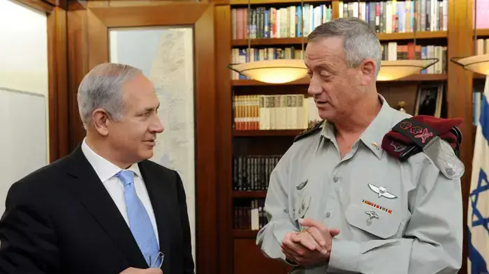 ראש הממשלה בנימין נתניהו עם הרמטכ"ל בני גנץ ומשפחתו בלשכת ראש הממשלה בירושלים, פברואר 2011 ראש הממשלה בנימין נתניהו עם הרמטכ"ל בני גנץ ומשפחתו בלשכת ראש הממשלה בירושלים, פברואר 2011
