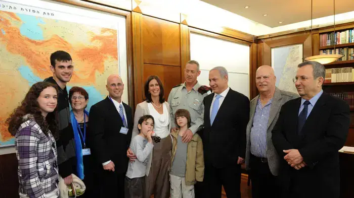 ראש הממשלה בנימין נתניהו עם הרמטכ"ל בני גנץ ומשפחתו בלשכת ראש הממשלה בירושלים, פברואר 2011