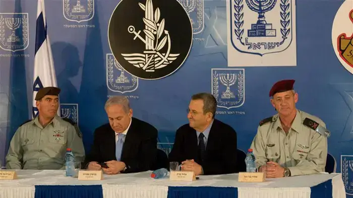 הרמטכ"ל הנכנס בני גנץ , שר הביטחון אהוד ברק, ראש הממשלה בנימין נתניהו והרמטכ"ל היוצא גבי אשכנזי בטקס קבלת דרגת רב אלוף, פברואר 2011