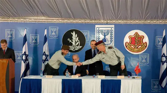הרמטכ"ל הנכנס בני גנץ , שר הביטחון אהוד ברק, ראש הממשלה בנימין נתניהו והרמטכ"ל היוצא גבי אשכנזי בטקס קבלת דרגת רב אלוף, פברואר 2011