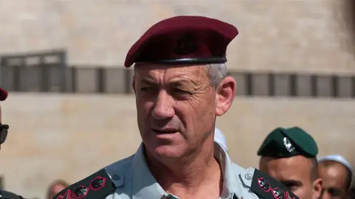 הרמטכ"ל החדש בני גנץ יחד עם הרמטכ"ל היוצא גבי אשכנזי בכותל המערבי בירושלים, פברואר 2011