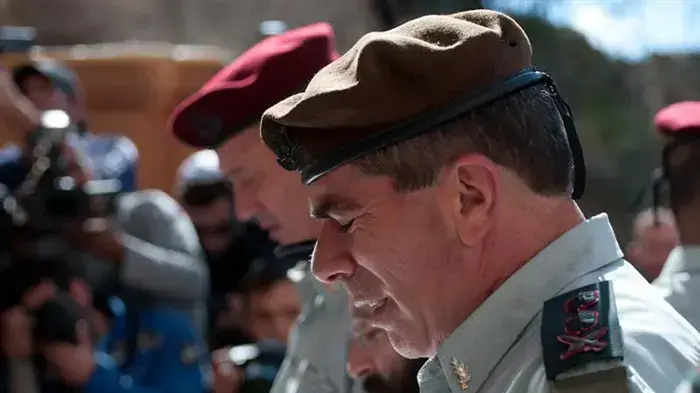 הרמטכ"ל החדש בני גנץ יחד עם הרמטכ"ל היוצא גבי אשכנזי בכותל המערבי בירושלים, פברואר 2011