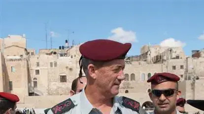 הרמטכ"ל החדש בני גנץ יחד עם הרמטכ"ל היוצא גבי אשכנזי בכותל המערבי בירושלים, פברואר 2011
