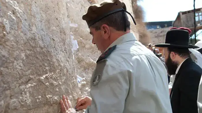 הרמטכ"ל החדש בני גנץ יחד עם הרמטכ"ל היוצא גבי אשכנזי בכותל המערבי בירושלים, פברואר 2011