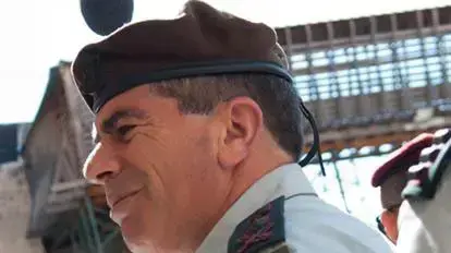 הרמטכ"ל החדש בני גנץ יחד עם הרמטכ"ל היוצא גבי אשכנזי בכותל המערבי בירושלים, פברואר 2011 הרמטכ"ל החדש בני גנץ יחד עם הרמטכ"ל היוצא גבי אשכנזי בכותל המערבי בירושלים, פברואר 2011